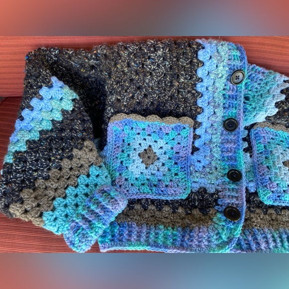 Hand made new crochet cardigan/sweater with hood and pockets - Picture 4 of 6